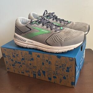 Brooks Ariel 20 Women's Alloy/Blackened Pearl/Green Running shoes size 8.5